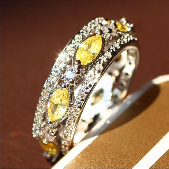 Jewelry - Yellow design shiny band